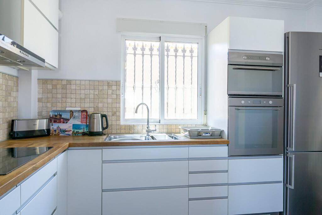 Casa Lilly-Rose, A Beautiful 3 Bedroom Detached Villa A Short Walk To The Villamartin Plaza & Golf Course Luaran gambar